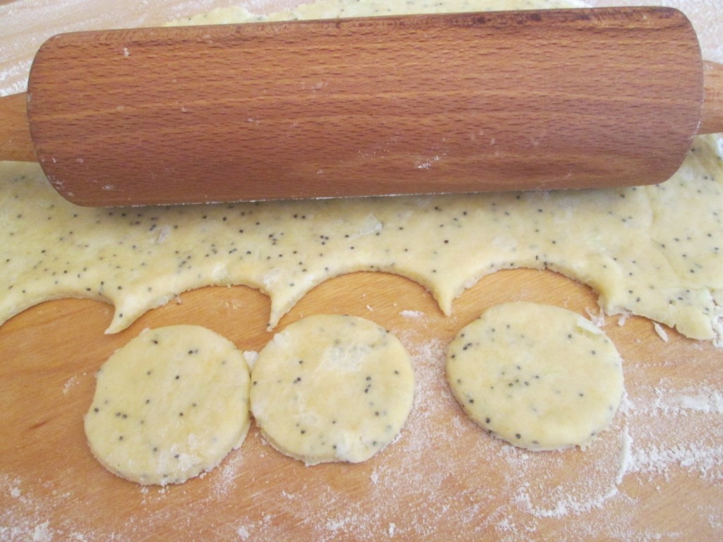Вымешайте тесто, сформируйте в шар. На столе, подпыленном мукой, раскатайте тесто в пласт толщиной 5–7 мм. Круглыми формочками диаметром 7–8 см вырежьте печенье.